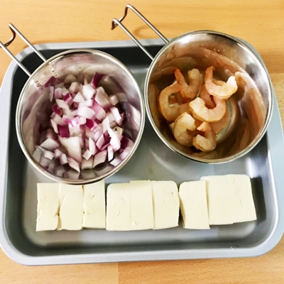 スキレットで作る！エビと豆腐のアヒージョ　エスニック風